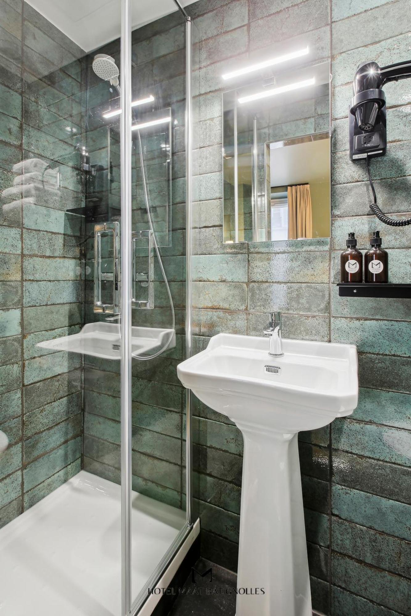 Hotel Maat Batignolles Париж Екстериор снимка